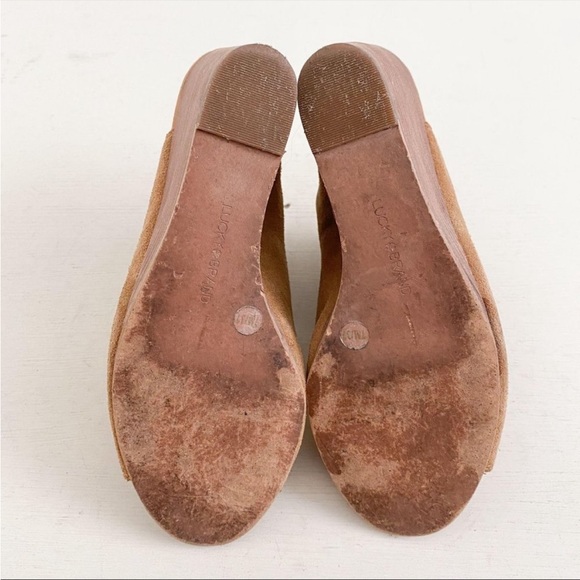 Lucky Brand Size 7 Reygan Tan Suede Peep Toe Wedge Sandals Stacked Heel Leather - Picture 2 of 2